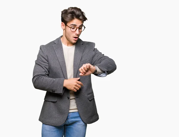 Joven Hombre Negocios Con Gafas Sobre Fondo Aislado Mirando Tiempo — Foto de Stock