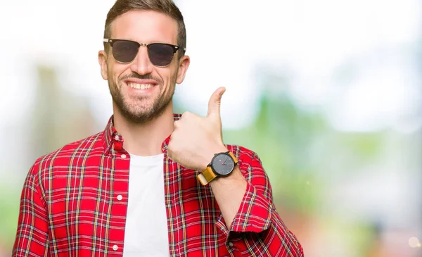 Hombre Guapo Con Gafas Sol Moda Haciendo Gesto Feliz Con —  Fotos de Stock