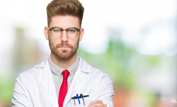 Joven Científico Guapo Con Gafas Escéptico Nervioso Desaprobando Expresión Cara — Foto de Stock