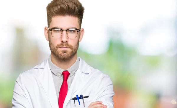 Jovem Cientista Bonito Que Usa Óculos Céticos Nervosos Desaprovando Expressão — Fotografia de Stock