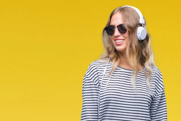 Hermosa Mujer Rubia Joven Con Auriculares Gafas Sol Sobre Fondo —  Fotos de Stock