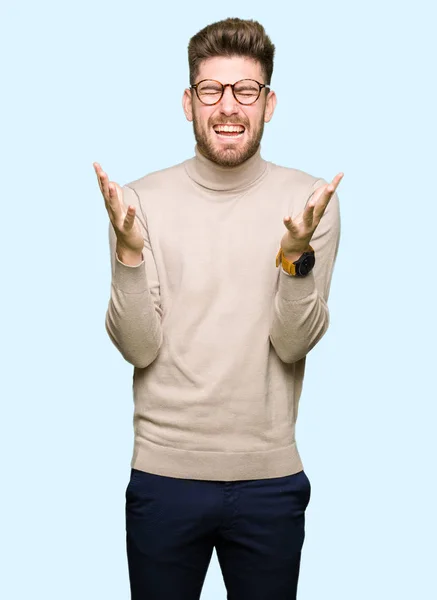 Fiatal Jóképű Üzletember Szemüveg Ünnepli Őrült Őrült Siker Karok Felemelte — Stock Fotó
