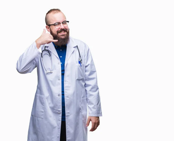 Jovem Homem Médico Caucasiano Vestindo Casaco Branco Médico Sobre Fundo — Fotografia de Stock