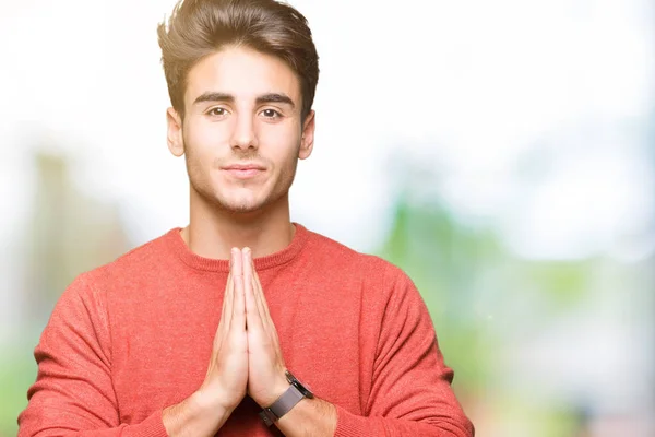 Joven Hombre Guapo Sobre Fondo Aislado Rezando Con Las Manos —  Fotos de Stock