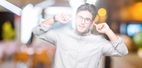 Joven Hombre Guapo Con Gafas Sobre Fondo Aislado Sonriendo Tirando — Foto de Stock