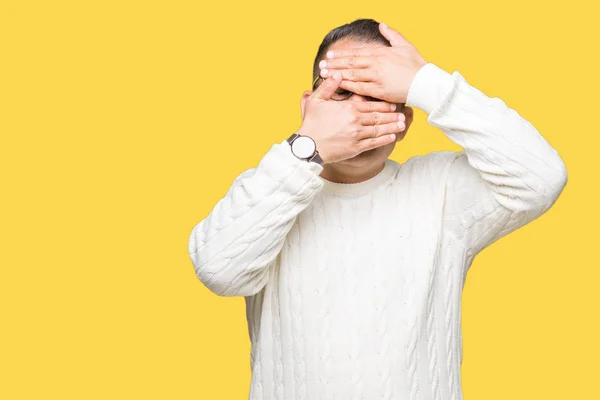 Uomo Arabo Mezza Età Indossa Occhiali Sfondo Isolato Coprendo Gli — Foto Stock