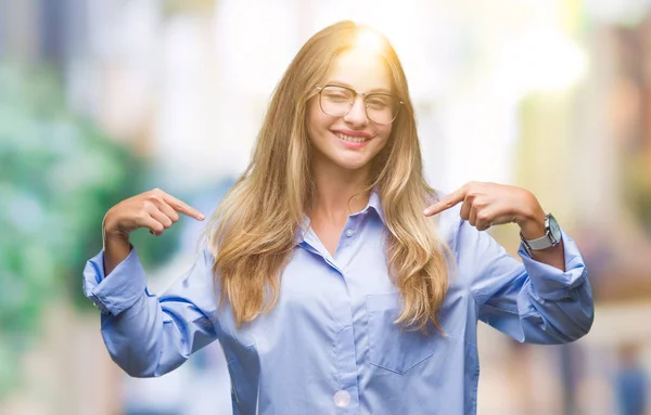 Ung Vacker Blond Affärskvinna Glasögon Över Isolerade Bakgrund Ser Självsäker — Stockfoto