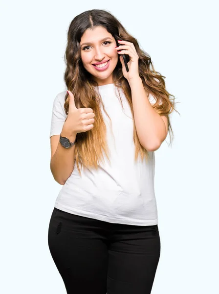 Jovem Mulher Adulta Assumindo Telefone Feliz Com Grande Sorriso Fazendo — Fotografia de Stock