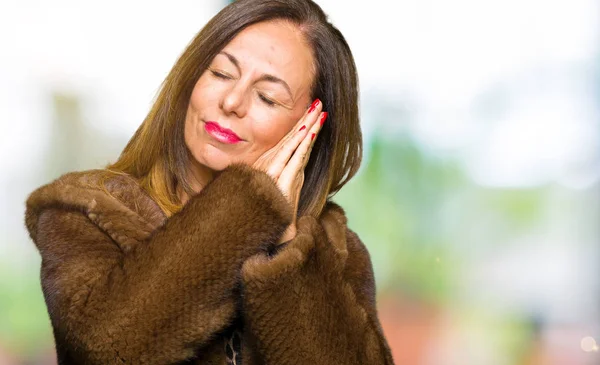 Hermosa Mujer Mediana Edad Elegante Con Abrigo Visón Durmiendo Cansado —  Fotos de Stock