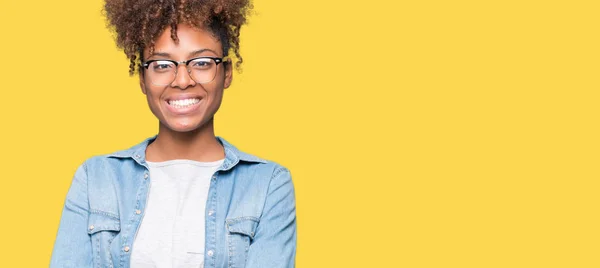 Красива Молодих Афро Американських Жінка Окулярах Над Ізольовані Фон Щасливим — стокове фото