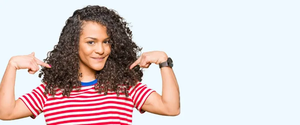 Joven Hermosa Mujer Con Pelo Rizado Con Rayas Camiseta Mirando — Foto de Stock