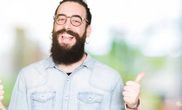 Joven Hombre Hipster Con Pelo Largo Barba Con Gafas Signo —  Fotos de Stock