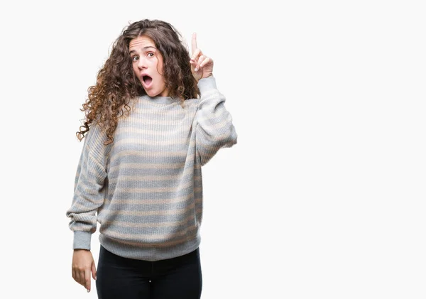 Bella Bruna Capelli Ricci Ragazza Che Indossa Maglione Invernale Sfondo — Foto Stock