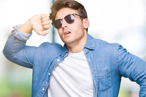 Joven Hombre Guapo Con Gafas Sol Sobre Fondo Aislado Que —  Fotos de Stock