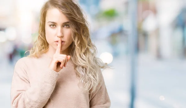 Mulher Loira Bonita Vestindo Camisola Sobre Fundo Isolado Pedindo Para — Fotografia de Stock