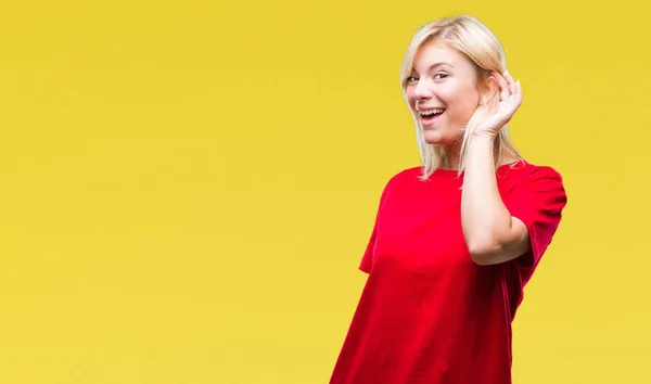 Jonge Mooie Blonde Vrouw Met Rode Shirt Geïsoleerde Achtergrond Glimlachend — Stockfoto