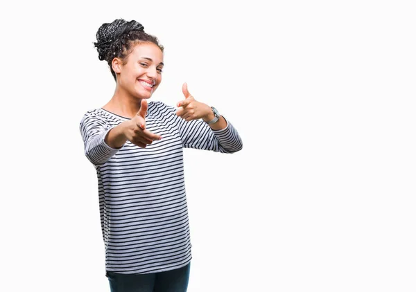 Молодая Афроамериканка Плетеными Волосами Носит Свитер Изолированном Фоне Указывая Пальцами — стоковое фото