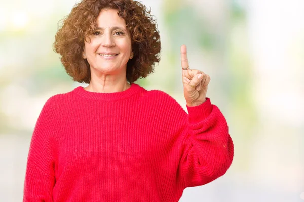 Schöne Seniorin Mittleren Alters Roten Winterpullover Über Isoliertem Hintergrund Zeigt — Stockfoto