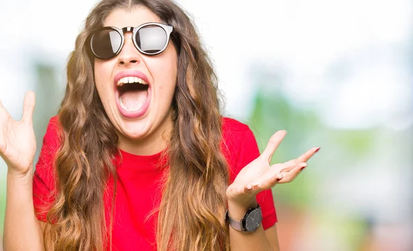 Joven Hermosa Mujer Con Camiseta Roja Gafas Sol Celebrando Loco —  Fotos de Stock