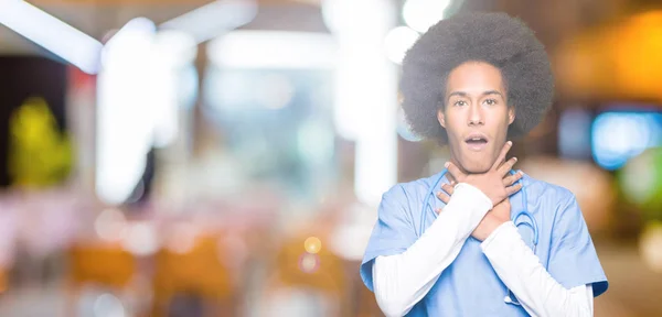 Pemuda Afrika Amerika Dokter Dengan Rambut Afro Berteriak Dan Tercekik — Stok Foto