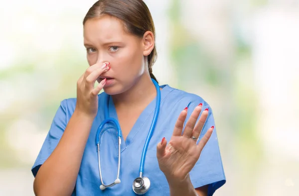 Junge Kaukasische Ärztin Medizinischer Uniform Vor Isoliertem Hintergrund Die Etwas — Stockfoto