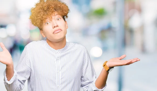 Unga Stiliga Affärsman Med Afro Hår Iklädd Eleganta Skjorta Aningslös — Stockfoto