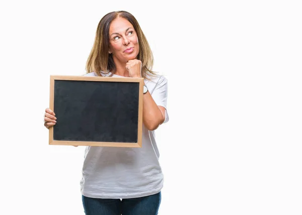 Mujer Hispana Mediana Edad Sosteniendo Pizarra Sobre Fondo Aislado Cara — Foto de Stock