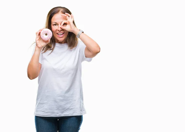 Spaanse Vrouw Van Middelbare Leeftijd Roze Donut Eten Geïsoleerde Achtergrond — Stockfoto