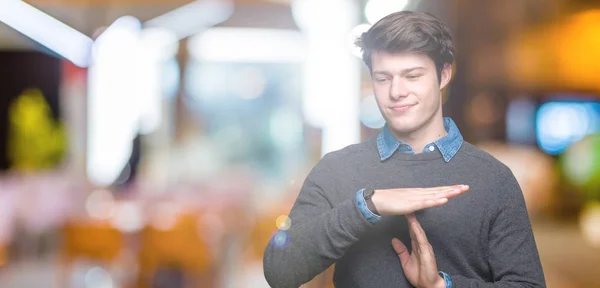 Junger Schöner Eleganter Mann Mit Isoliertem Hintergrund Der Eine Auszeit — Stockfoto