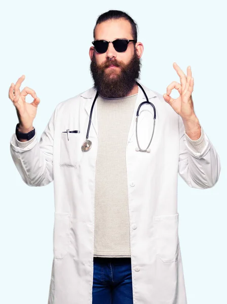 Giovane Medico Biondo Uomo Con Barba Indossando Occhiali Sole Rilassarsi — Foto Stock