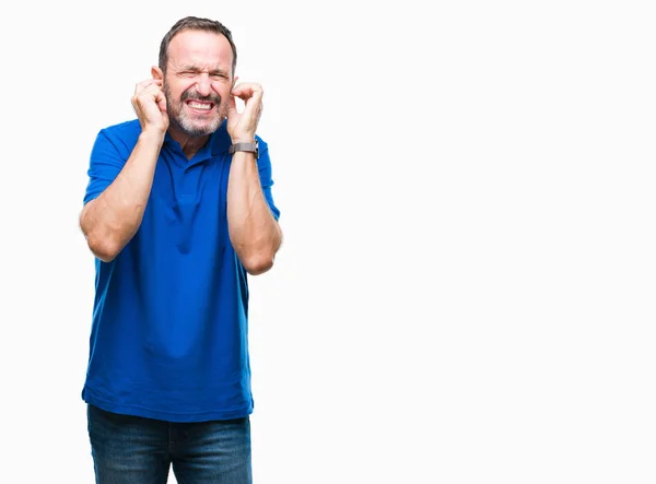 中年老人在被隔绝的背景覆盖耳朵用手指以恼怒的表示为大声的音乐噪声 聋的概念 — 图库照片