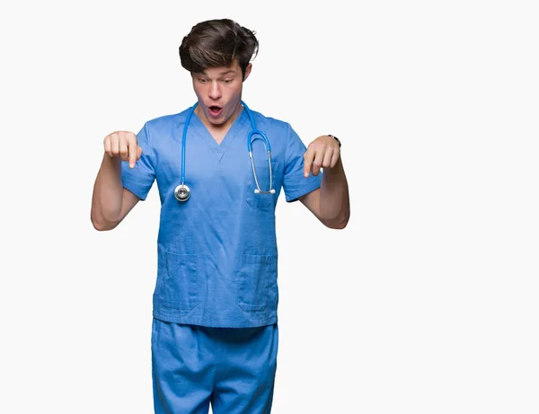 Genç Doktor Tıbbi Üniforma Izole Üzerinde Arka Plan Işaretleme Aşağı — Stok fotoğraf