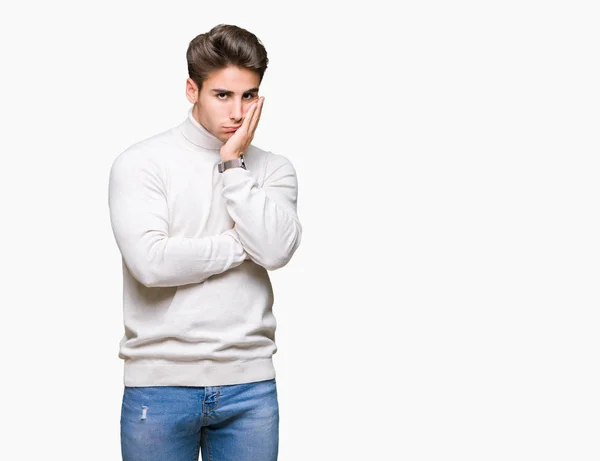 疲れと組んだ腕のうつ病問題にうんざりして孤立した背景を考えての上にタートルネックのセーターを着て若いハンサムな男 — ストック写真