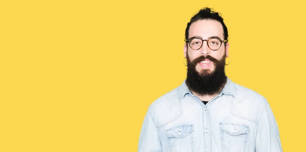 Jonge Hipster Man Met Lange Haren Baard Samen Dragen Van — Stockfoto