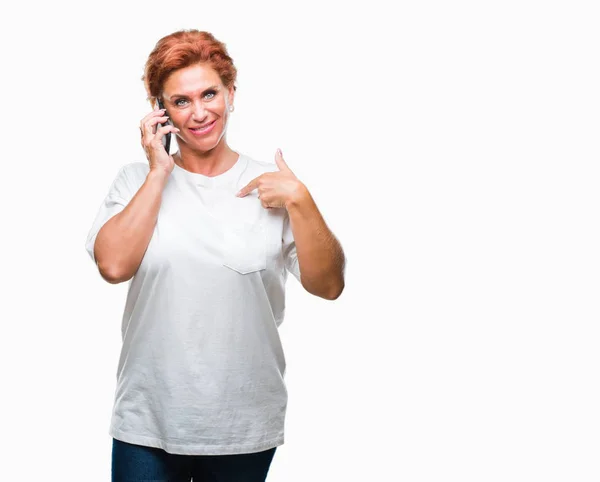 Atractiva Mujer Pelirroja Caucásica Senior Hablando Teléfono Inteligente Sobre Fondo —  Fotos de Stock