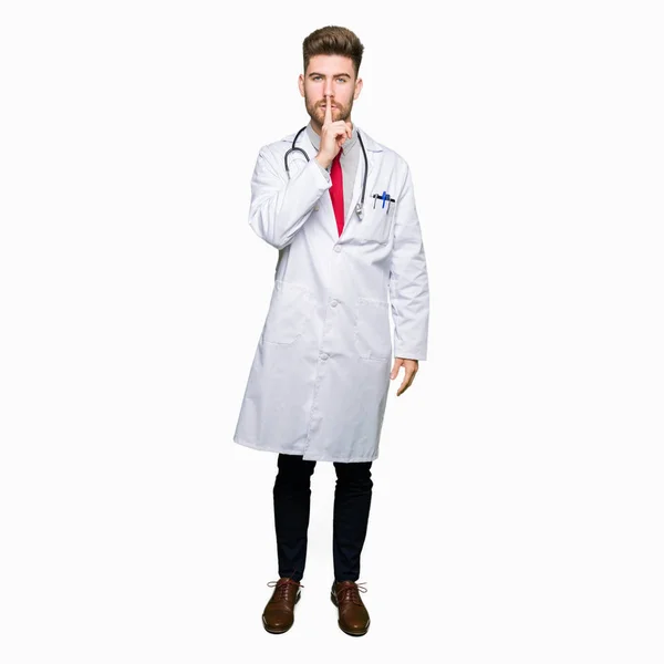 Genç Yakışıklı Dudaklarında Parmak Ile Sessiz Olmanı Tıbbi Ceket Giyen — Stok fotoğraf