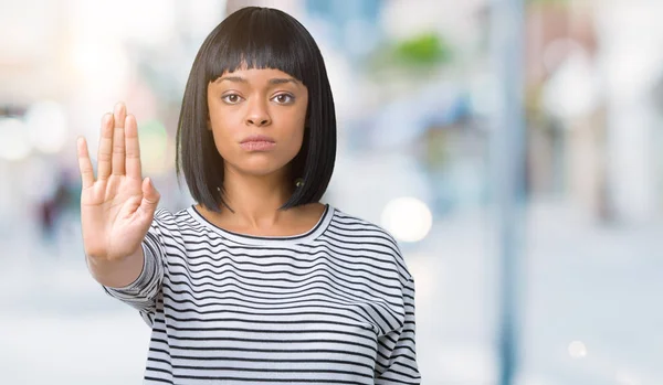 Hermosa Joven Afroamericana Mujer Con Rayas Suéter Sobre Fondo Aislado —  Fotos de Stock