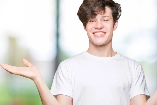 Jonge Knappe Man Dragen Casual Wit Shirt Geïsoleerd Achtergrond Smiling — Stockfoto