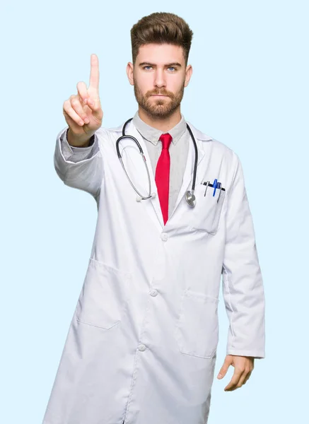 Молодий Красивий Лікар Чоловік Медичному Пальто Вказуючи Пальцем Вгору Злий — стокове фото