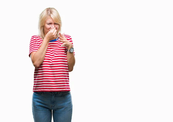 Jonge Mooie Blonde Vrouw Geïsoleerde Achtergrond Iets Ruiken Stinkende Walgelijk — Stockfoto