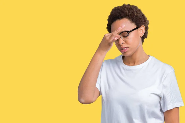 Schöne Junge Afrikanisch Amerikanische Frau Trägt Eine Brille Über Isoliertem — Stockfoto