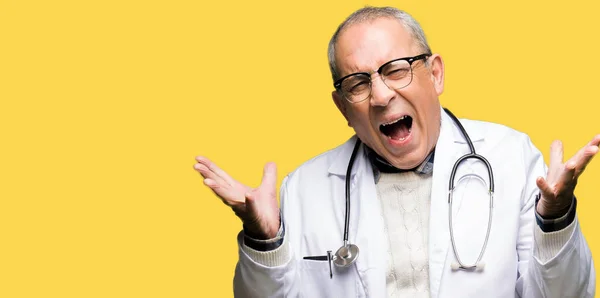 Tıbbi Giyen Yakışıklı Kıdemli Doktor Adam Kat Çılgın Kızgın Bağırarak — Stok fotoğraf