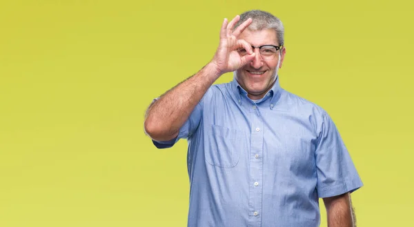 Beau Vieil Homme Portant Des Lunettes Sur Fond Isolé Faisant — Photo