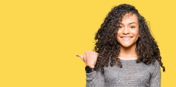 Jovem Mulher Bonita Com Cabelo Encaracolado Vestindo Camisola Cinza Sorrindo — Fotografia de Stock