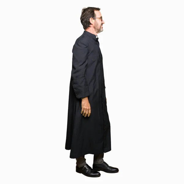 Średnim Wieku Ksiądz Człowiek Ubrany Katolickiej Szaty Patrząc Bok Zrelaksować — Zdjęcie stockowe