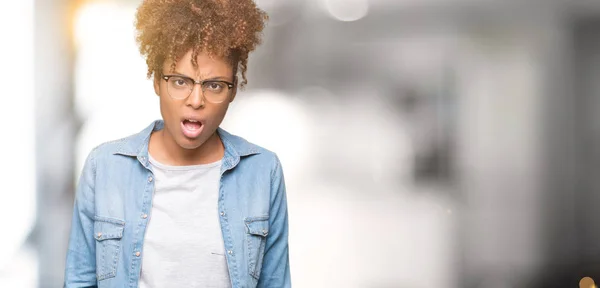 Mooie Jonge African American Vrouw Bril Geïsoleerde Achtergrond Schok Gezicht — Stockfoto