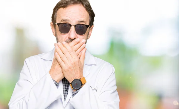 Przystojny Średnim Wieku Lekarz Mężczyzna Nosi Okulary Szoku Obejmujące Usta — Zdjęcie stockowe