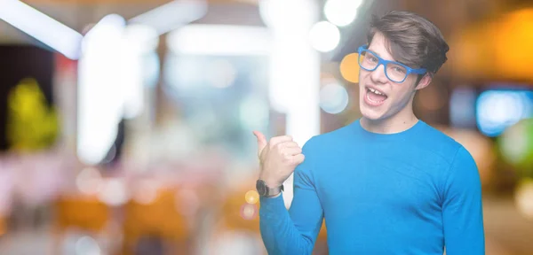 Jonge Knappe Man Blauw Bril Geïsoleerde Achtergrond Glimlachend Met Blij — Stockfoto