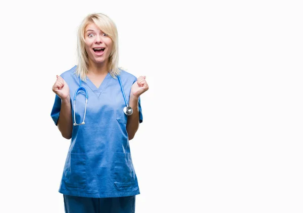 Jovem Bela Mulher Médica Loira Vestindo Uniforme Médico Sobre Fundo — Fotografia de Stock