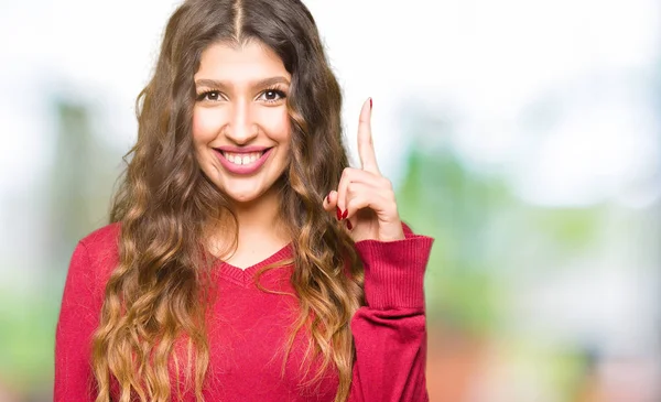 Mujer Hermosa Joven Con Suéter Rojo Apuntando Con Dedo Hacia — Foto de Stock